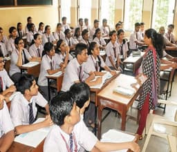 शिक्षा तंत्र पर बड़ा हमला, 10,463 स्कूलों की बंदी और 45,000 शिक्षकों की नौकरियों पर संकट