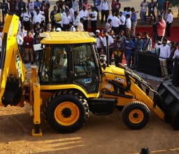 जशपुर में अवैध कब्जों पर चला बुलडोज़र! दर्जनों झोपड़ियां JCB से ध्वस्त