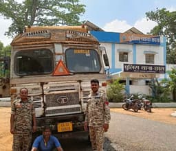 20 टन अवैध कबाड़ से भरा ट्रक पकड़ा गया, चालक गिरफ्तार