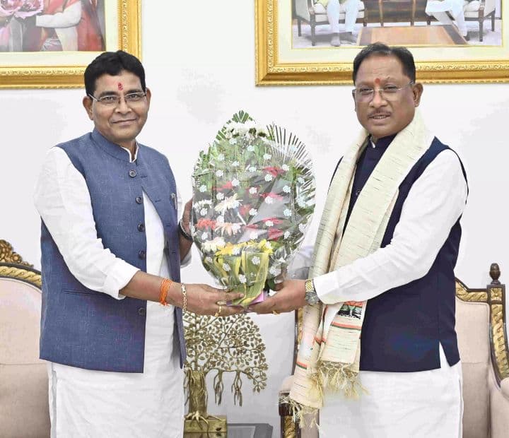 मंत्री टंकाराम वर्मा ने CM साय को जन्मदिन पर दी बधाई, सौंपा शुभकामनाओं का संदेश