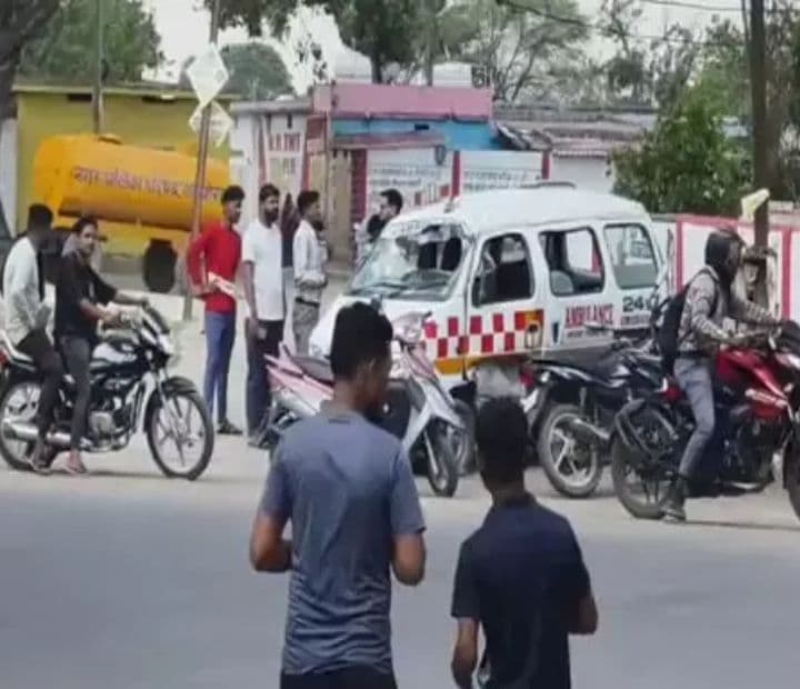 रास्ता देने के चक्कर में पलटी एंबुलेंस, ड्राइवर और अटेंडेंट घायल