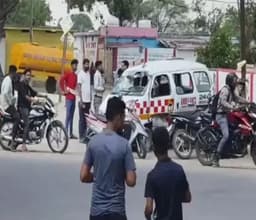 रास्ता देने के चक्कर में पलटी एंबुलेंस, ड्राइवर और अटेंडेंट घायल